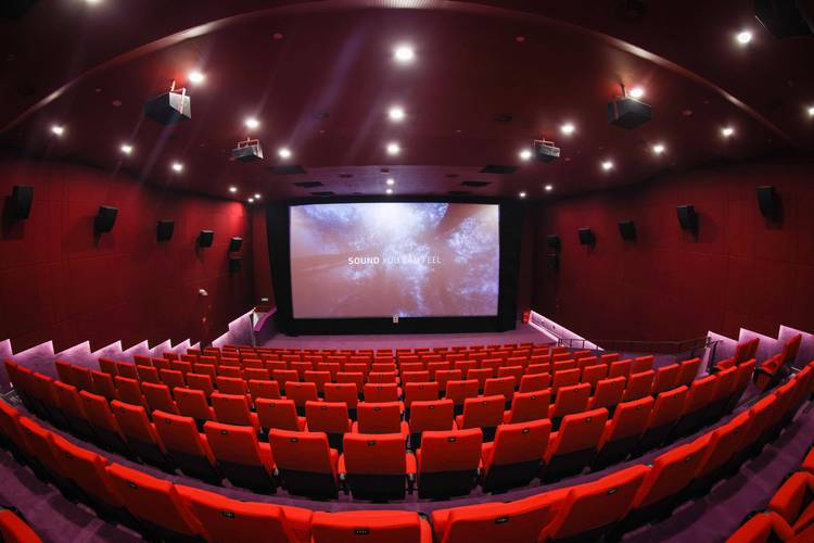 《2025最新影院热映电影推荐：高分新片观影指南（附排片/票价/影评攻略）》