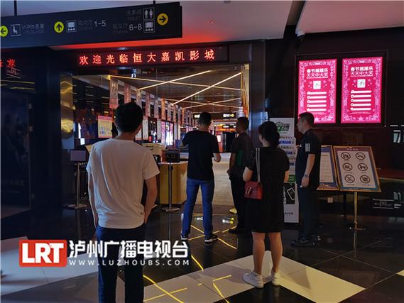 躺在床上看电影的私密影院体验｜家庭卧室投影仪推荐｜情侣居家约会神器