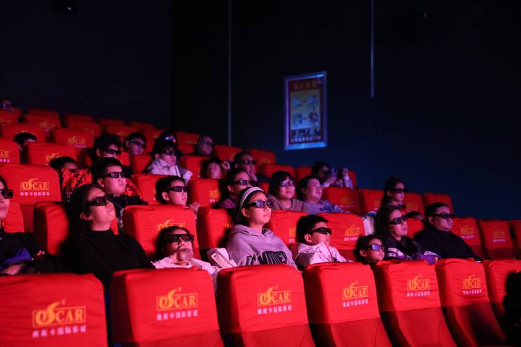 《2025最新影院热映电影推荐：高分新片观影指南（附排片/票价/影评攻略）》